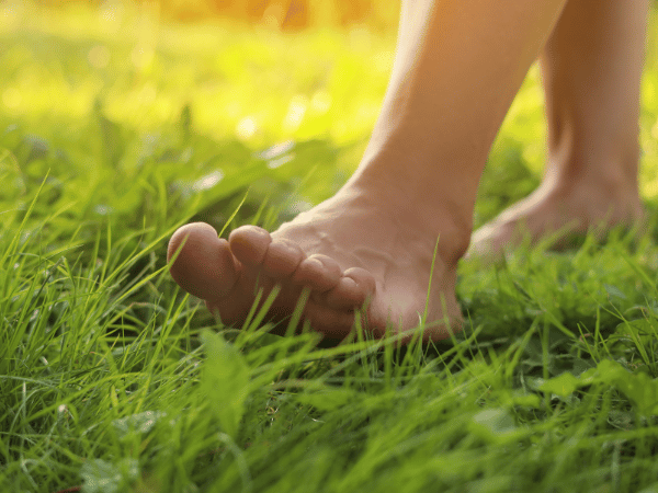 Füße im Gras.